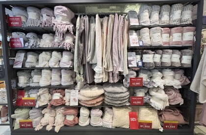 ふわふわ心地良い肌触りのスローブランケットが大変お買い得🍂🤍