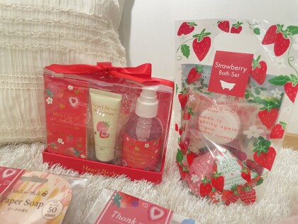 ストロベリーギフト🍓＆ねむねむ抱き枕うさぎ🐰🤍