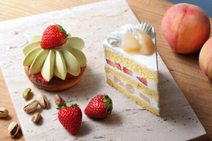 🍓夏期限定　甘くてジューシーな「白桃」×いちごショートケーキ＆スムージー、ミガキイチゴをそのまま削った「削りいちご」のフラッペ新発売