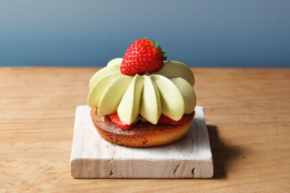 🍓夏期限定　甘くてジューシーな「白桃」×いちごショートケーキ＆スムージー、ミガキイチゴをそのまま削った「削りいちご」のフラッペ新発売