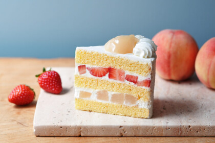 🍓夏期限定　甘くてジューシーな「白桃」×いちごショートケーキ＆スムージー、ミガキイチゴをそのまま削った「削りいちご」のフラッペ新発売