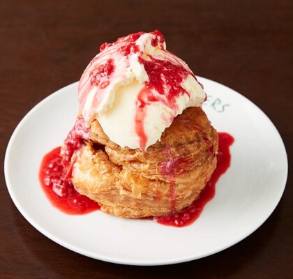🍎焼き立てアップルパイにバニラアイス🍧を乗せて