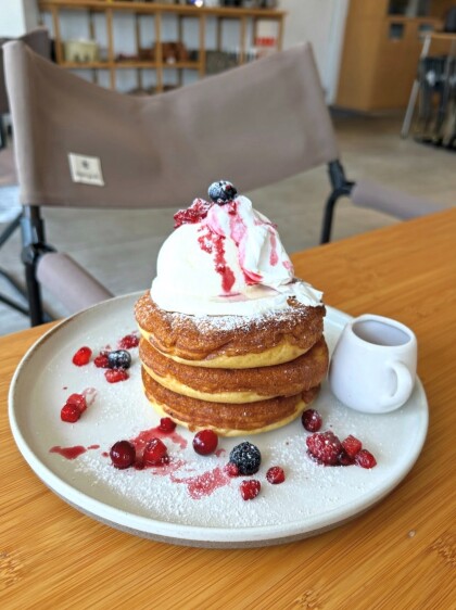 【新デザートメニュー】ベリー×ベリーWクリームパンケーキ