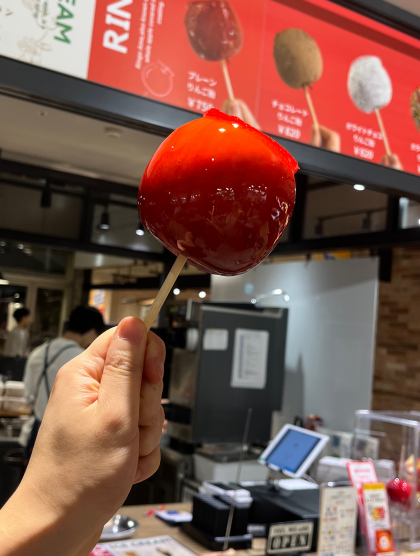 グランベリーパークのりんご飴屋さんです！
