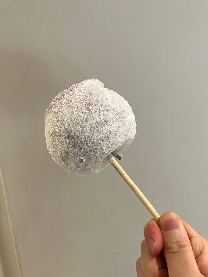 見た目もかわいい！ホワイトチョコりんご飴、今すぐチェック！